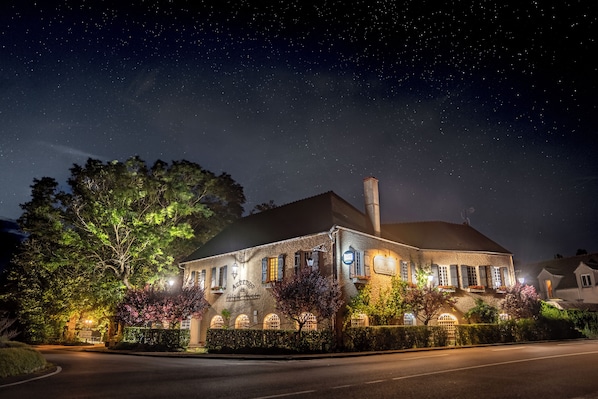 Front of property - evening/night - Le relais fleuri, Hôtel et restaurant Logis - Avallon (Sauvigny-le-Bois)