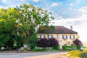 Vista frontal de la propiedad