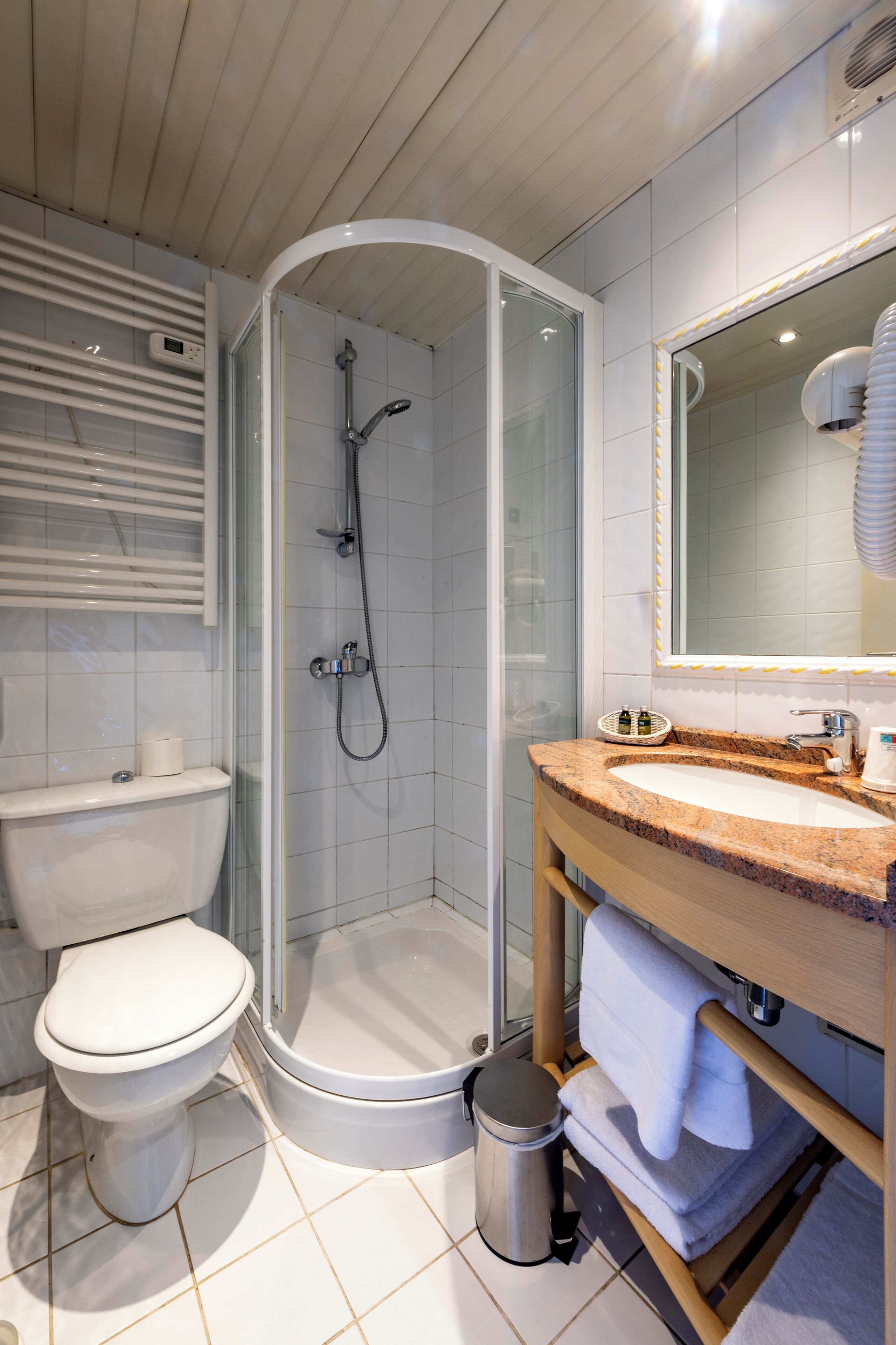 single room | bathroom | free toiletries, hair dryer, towels