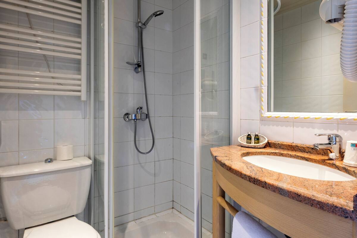 single room | bathroom | free toiletries, hair dryer, towels