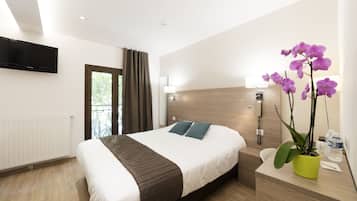 Habitación cuádruple, bañera | Caja fuerte, escritorio, espacio para trabajar con un portátil