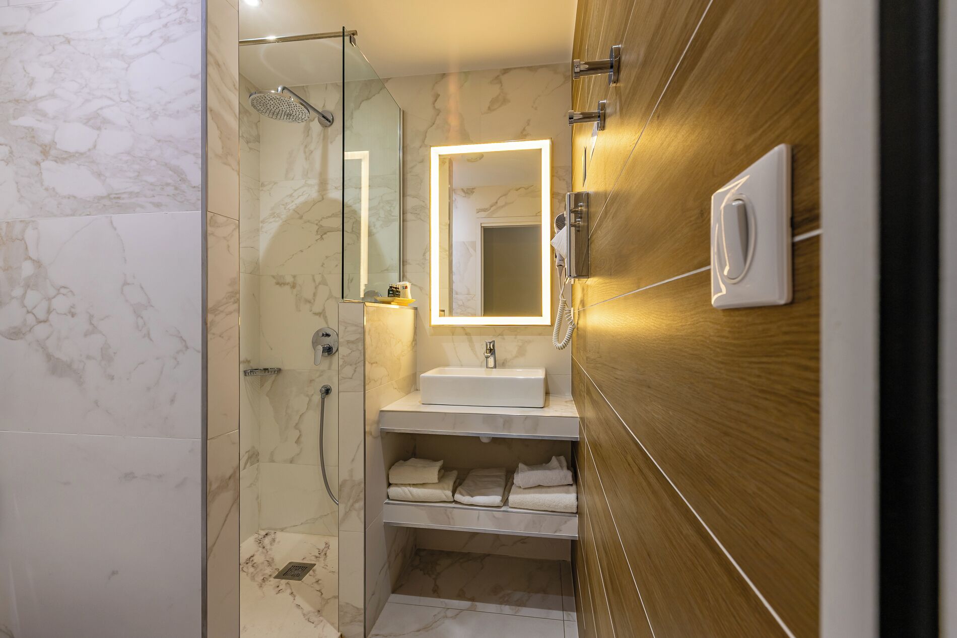 twin room | bathroom | free toiletries, hair dryer, towels, soap