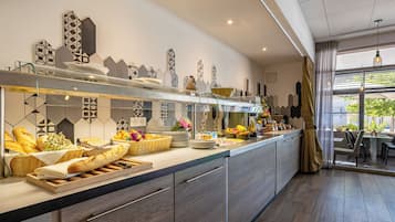 Desayuno buffet (EUR 12 por persona)