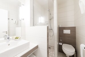 Triple Room | Bathroom | Free toiletries, hair dryer, towels, soap - Hotel Restaurant Le Cours (Saint-Gilles)