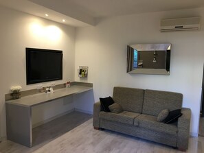 Junior Suite | Living area | LED TV, offices - Logis Hôtel Le Glacier (Orange)