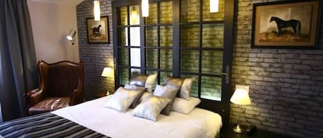 Club Room, Non Smoking | 1 bedroom, individually decorated, individually furnished, desk