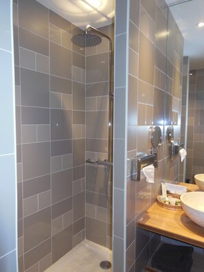 Executive Double Room | Bathroom | Free toiletries, hair dryer, towels - Logis Hôtel Le Glacier (Orange)