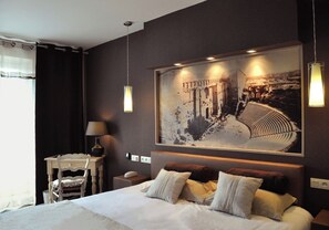 Individually decorated, individually furnished, desk, laptop workspace - Logis Hôtel Le Glacier (Orange)
