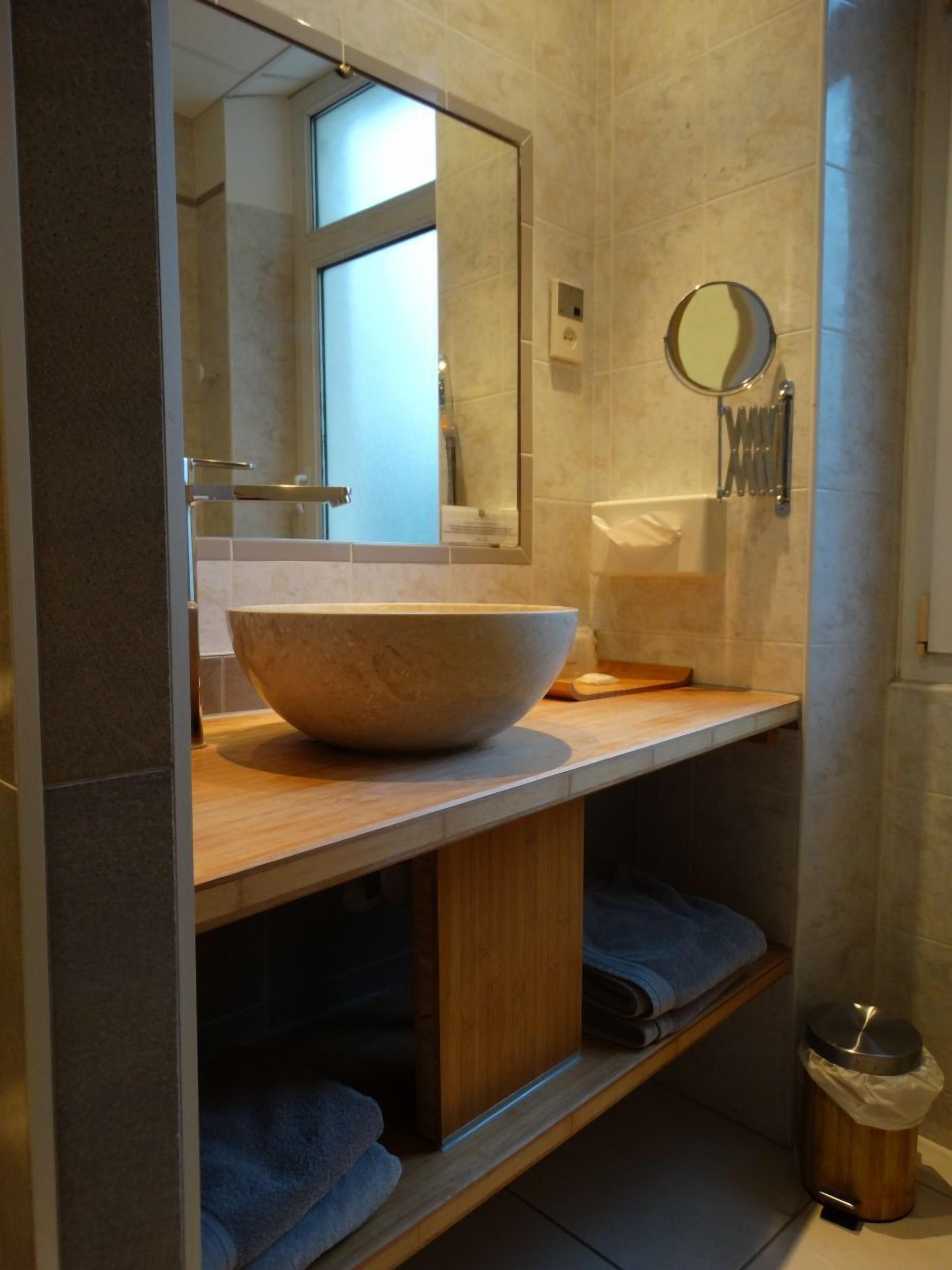 standard room | bathroom | free toiletries, hair dryer, towels