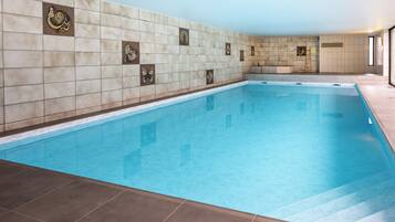 Piscina coperta, con ingresso dalle 07:00 alle 20:00, lettini