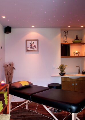 Een sauna, een bubbelbad, een stoombad, massagebehandelingen