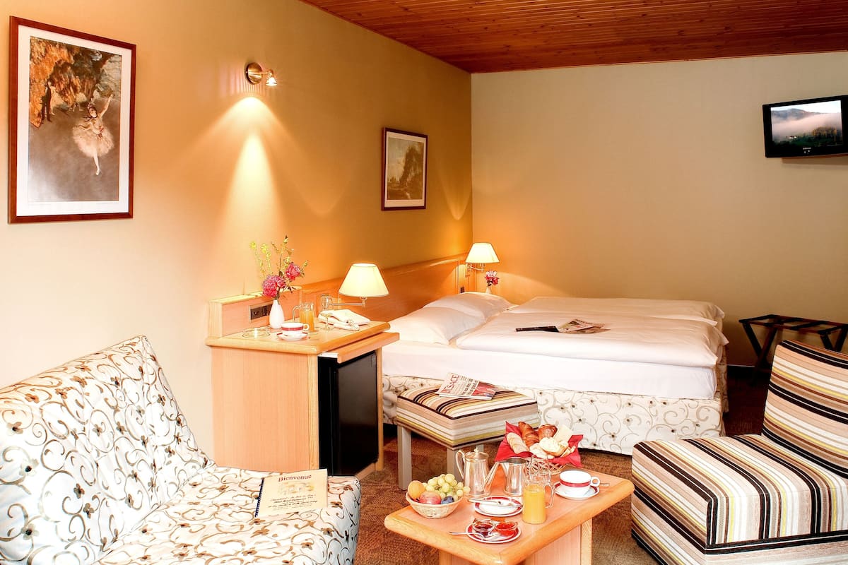 double room | 1 bedroom, premium bedding, desk, blackout curtains