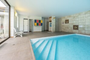 Piscine couverte, accès possible de 07 h 00 à 20 h 00, chaises longues