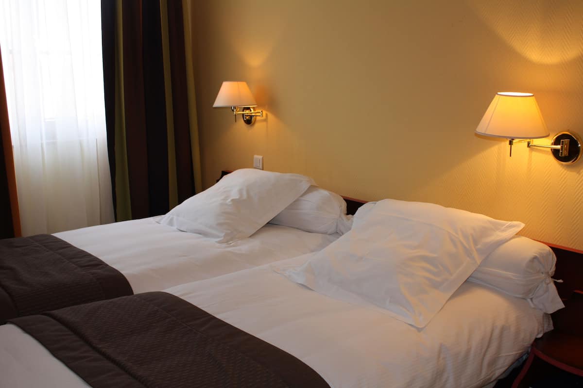 Comfort Twin Room | In-room safe, free cots/infant beds, free WiFi, bed sheets