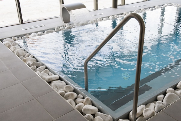 Indendørs pool, åben fra kl. 09.30 til kl. 20.00, liggestole