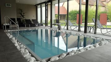 Piscine couverte, accÚs possible de 09 h 30 à 20 h 00, chaises longues