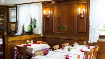 Serveert lunch en diner, regionale gerechten