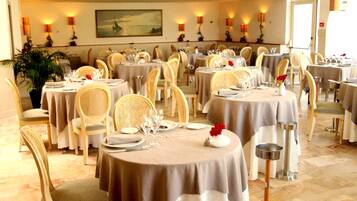 Déjeuner et dßner servis sur place, vue sur le jardin