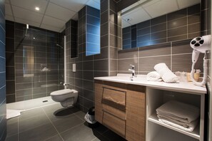 Double Room (Charme) | Bathroom | Hair dryer - Hôtel Restaurant Du Commerce (Rieupeyroux)