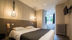 Habitación doble (Charme) | Escritorio, insonorización y tabla de planchar con plancha