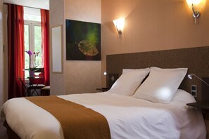 書桌、隔音、熨斗/熨衫板、免費嬰兒床