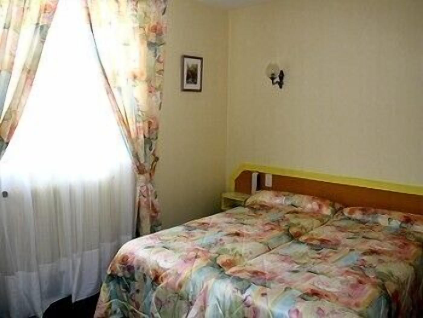 desk, soundproofing, free wifi