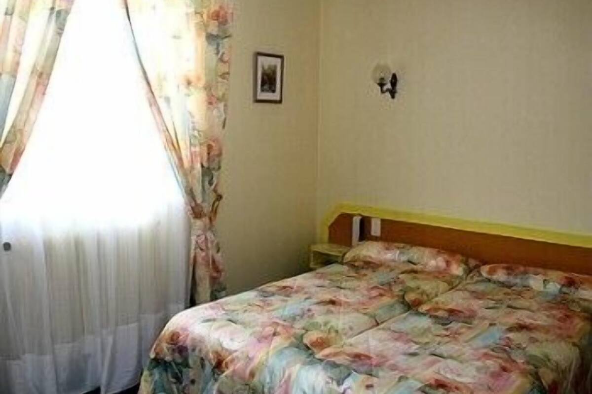 desk, soundproofing, free wifi