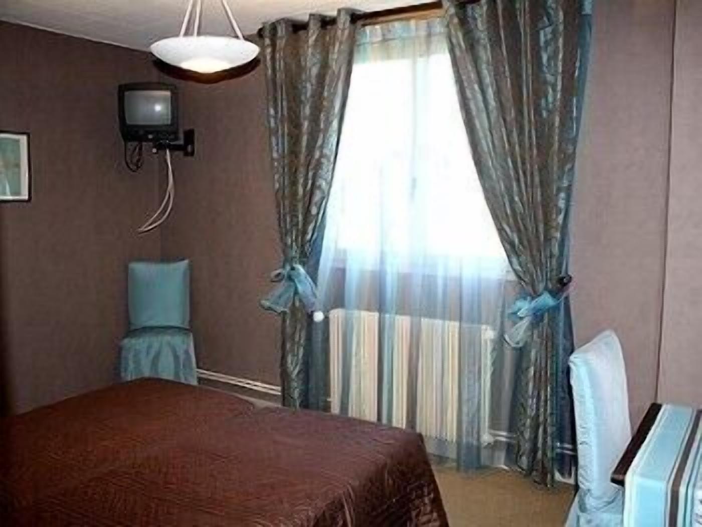 desk, soundproofing, free wifi