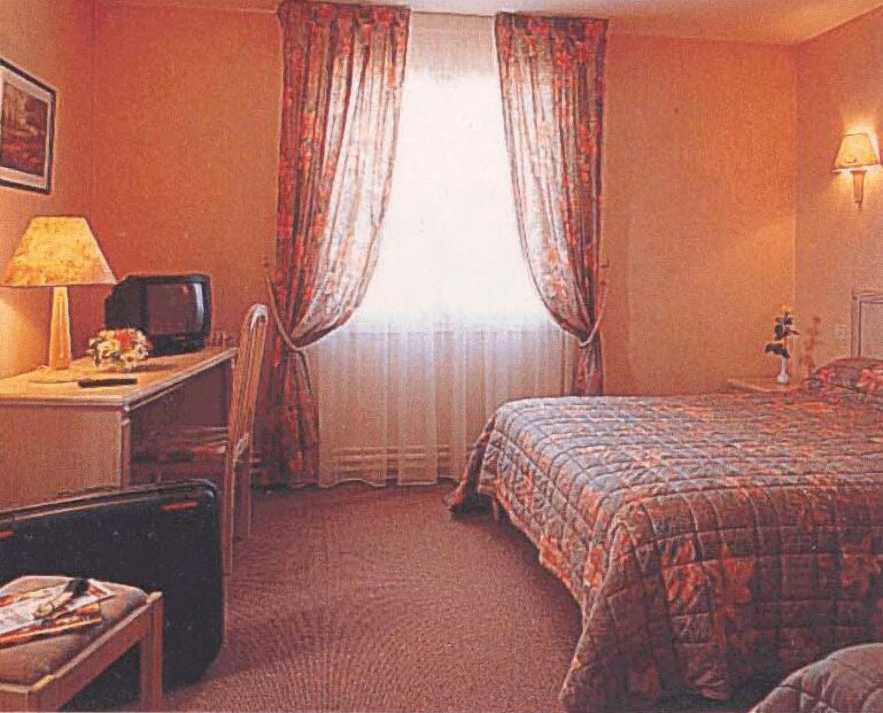 desk, soundproofing, free wifi