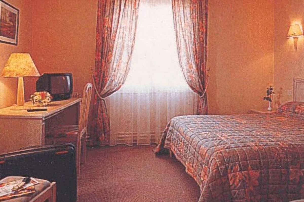 desk, soundproofing, free wifi