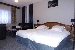 Executive dubbelrum eller tvåbäddsrum | Minibar, värdeförvaringsskåp på rummet, skrivbord och ljudisolering