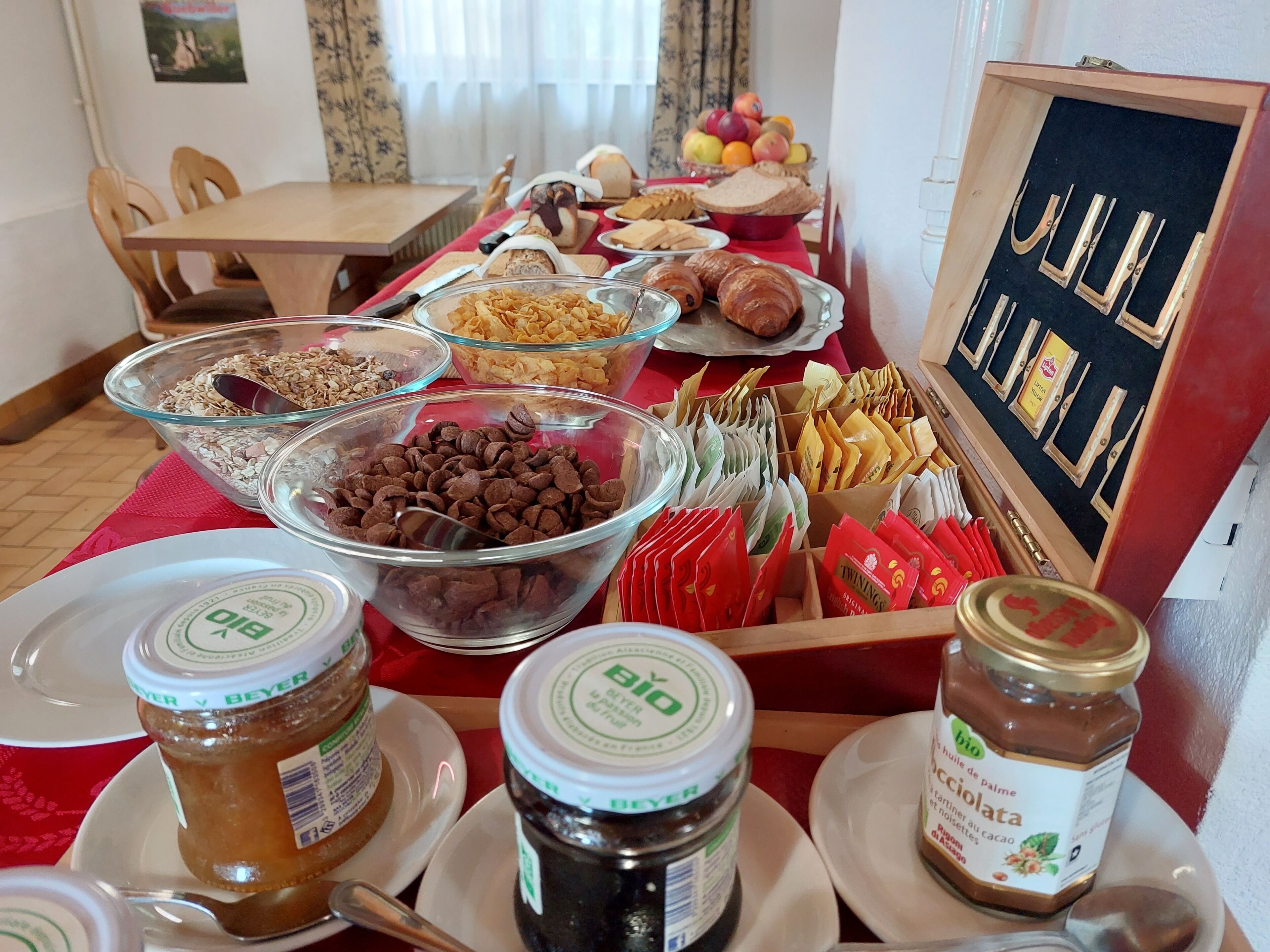 Petit déjeuner buffet (18 EUR par personne)