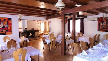 Petit déjeuner et déjeuner servis sur place, spécialités Cuisine locale