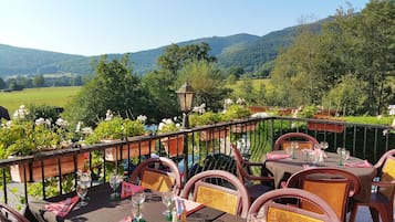 DĂźner servi sur place, restauration en plein air