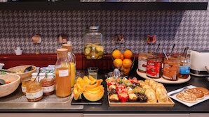 Een buffet met diverse gerechten en toevoegingen.
