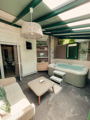 Appartement avec Bain à Remous (2 Adultes) | 2 chambres, literie de qualité, décor unique, ameublement unique