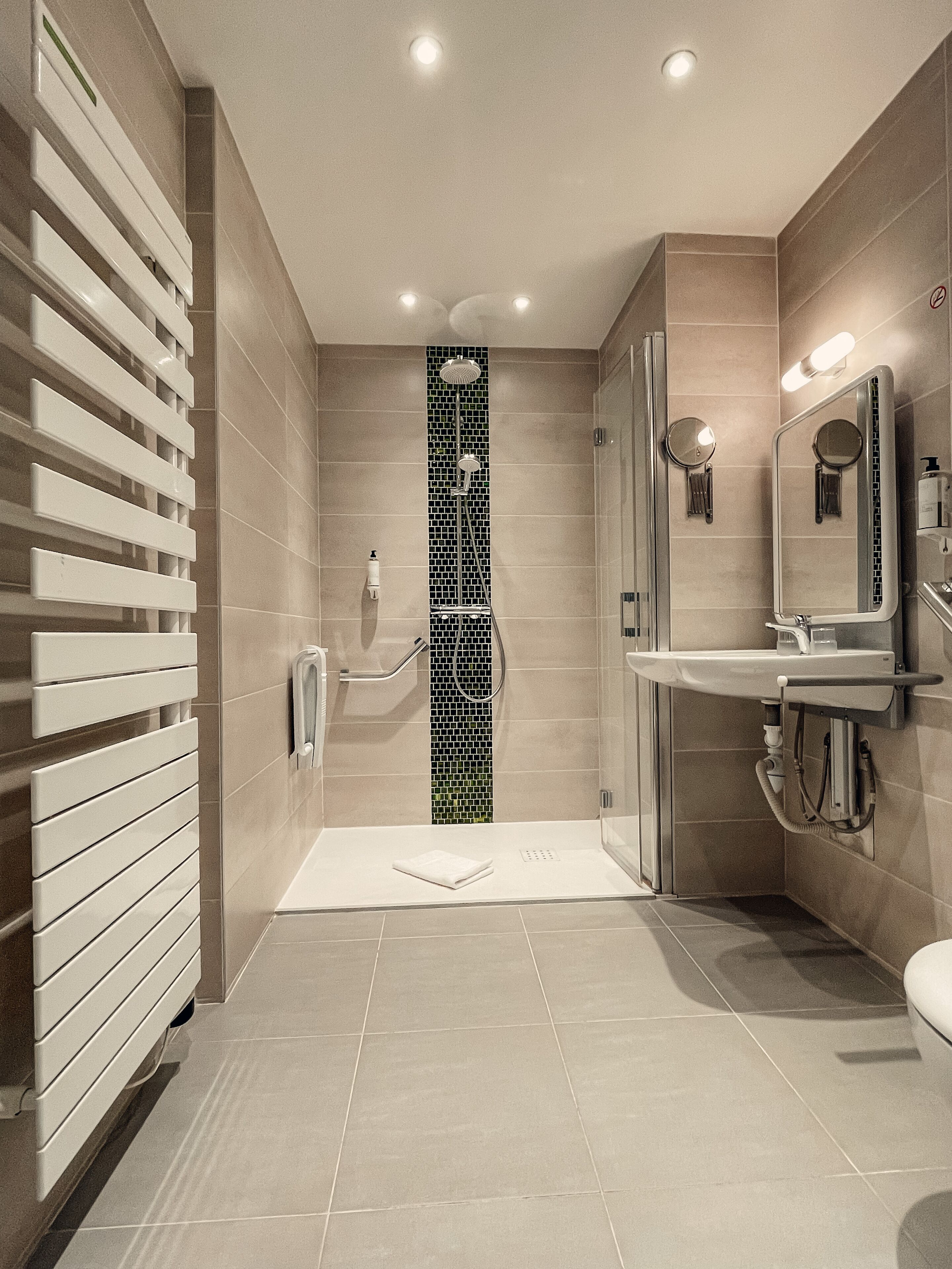 apartment with whirlpool bath (2 adults) | bathroom | shower, eco-friendly toiletries, hair dryer, towels