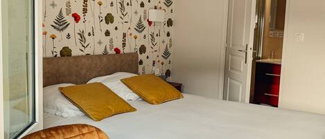 Habitación estándar con 1 cama matrimonial o 2 individuales | 1 habitación, ropa de cama de alta calidad y decoración personalizada