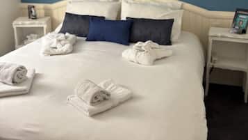 Driepersoonskamer | Luxe beddengoed, individueel gedecoreerd, individueel gemeubileerd