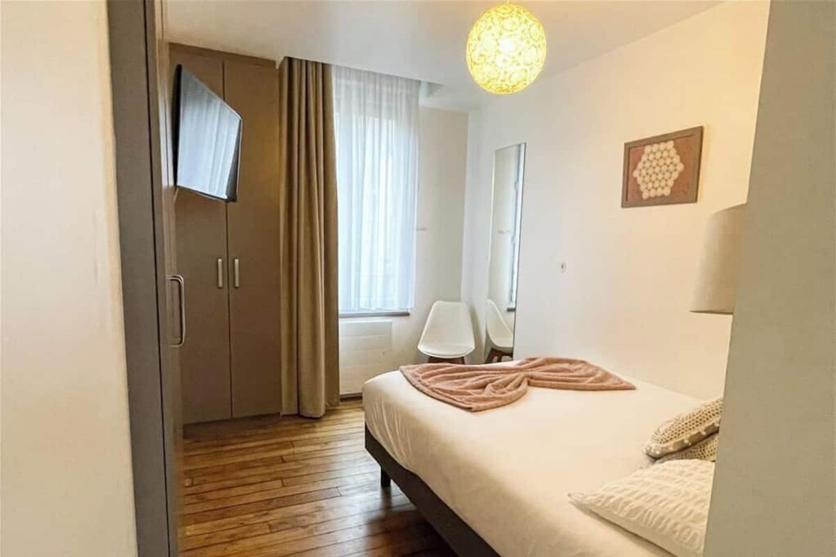 Superior Studio | Premium bedding, individually decorated, individually furnished