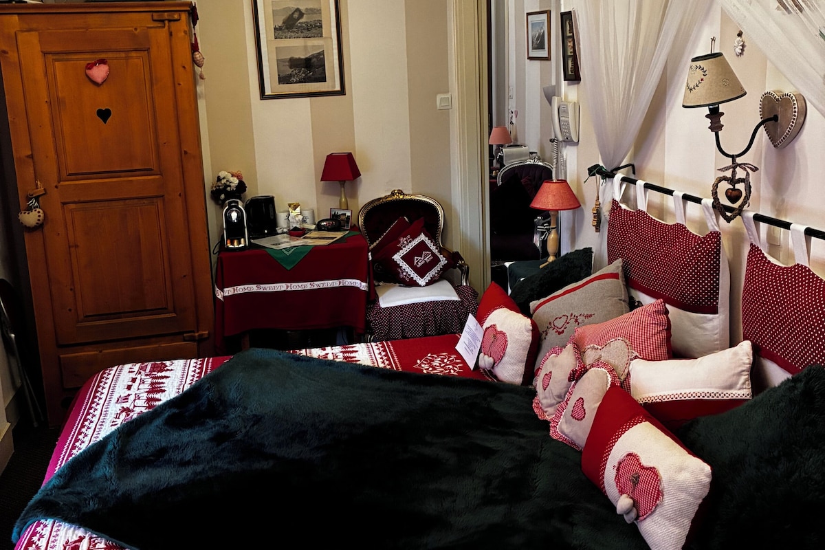 Habitación familiar, vistas al jardín | Ropa de cama de alta calidad, caja fuerte, escritorio y cortinas opacas