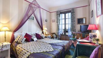 Ropa de cama de alta calidad y caja de seguridad en la habitación