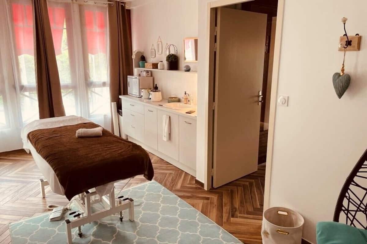 sauna, hot tub, steam room, body treatments, hot stone massages