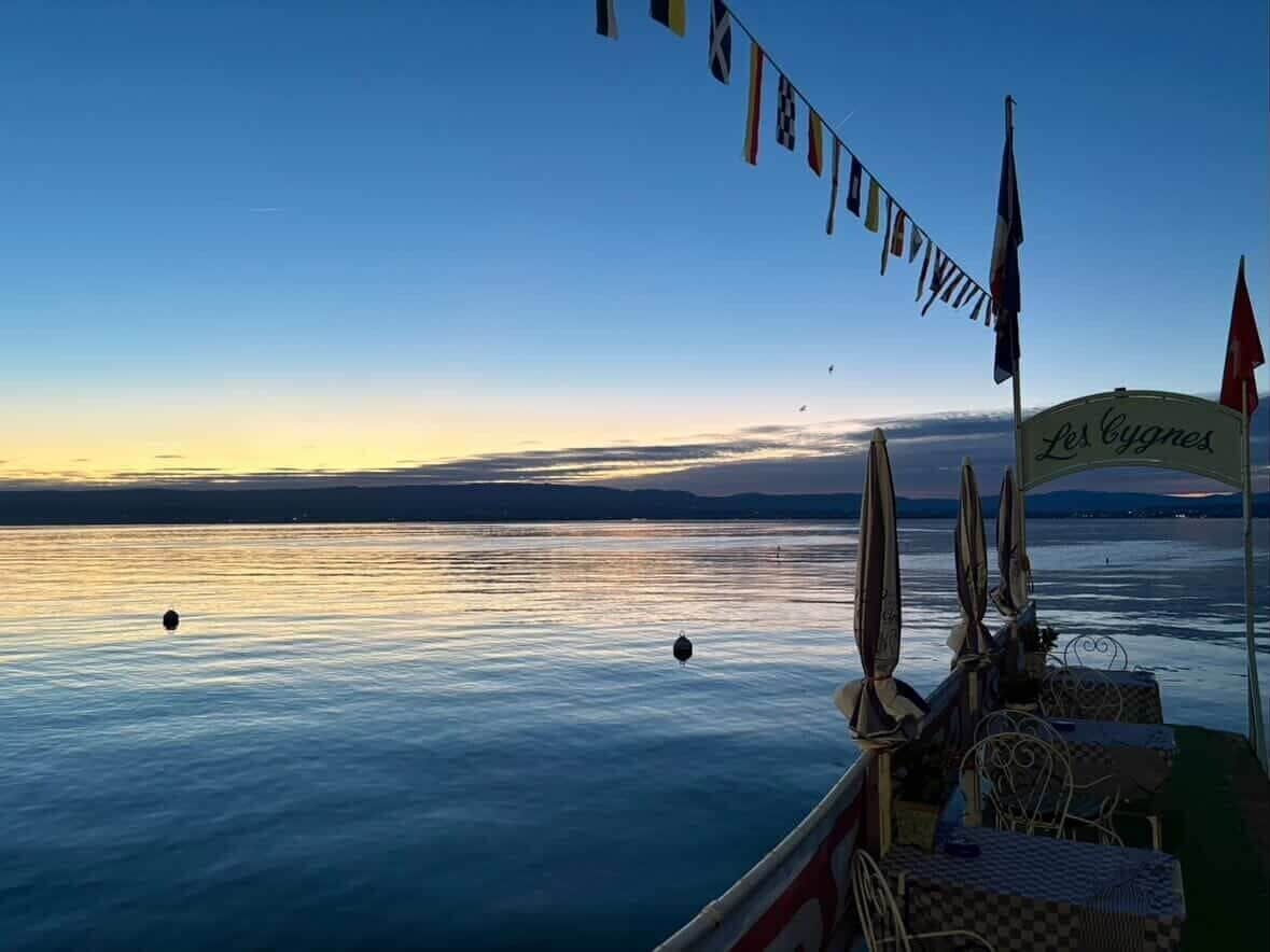 Un barco con vistas a un cuerpo de agua tranquilo y un cielo despejado.