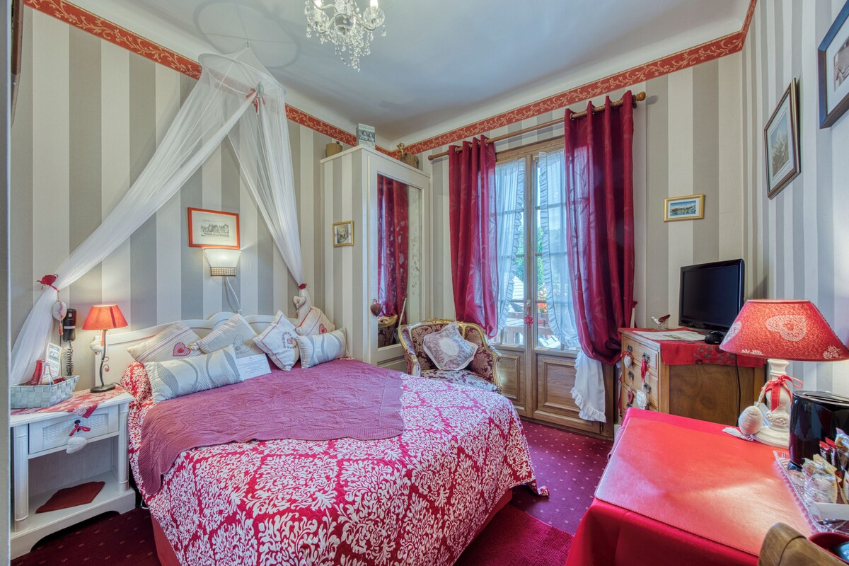 Habitación doble, vistas al jardín | Ropa de cama de alta calidad, caja fuerte, escritorio y cortinas opacas
