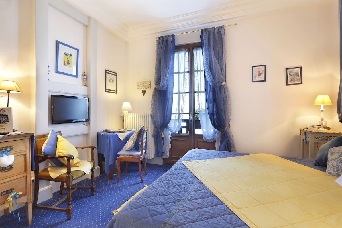 premium bedding, in-room safe, individually decorated, desk