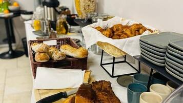 Petit déjeuner buffet (13.50 EUR par personne)