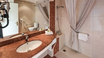Standard Twin Room, Ground Floor | Bathroom | Hair dryer, towels, soap, shampoo
