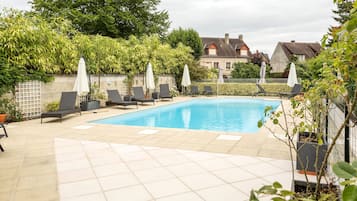 Outdoor pool, pool loungers