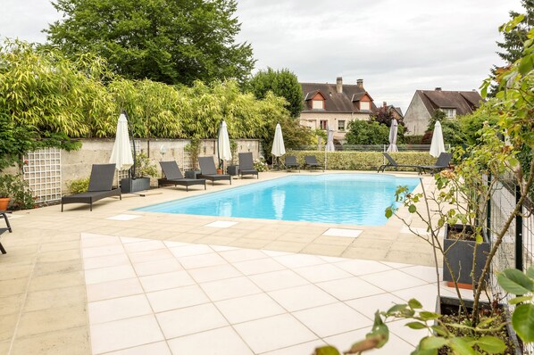 Outdoor pool, sun loungers - Hotel De France - LOGIS DE FRANCE (La Chartre-sur-le-Loir)